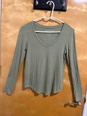 Aero v-neck women's long sleeve top